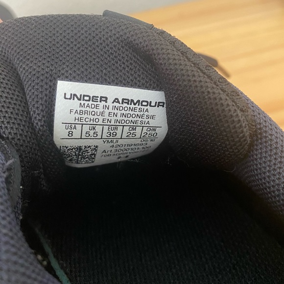 Under Armour - Micro G Pursuit in Black and White (NWOT) - Size : 8 - Picture 5 of 6